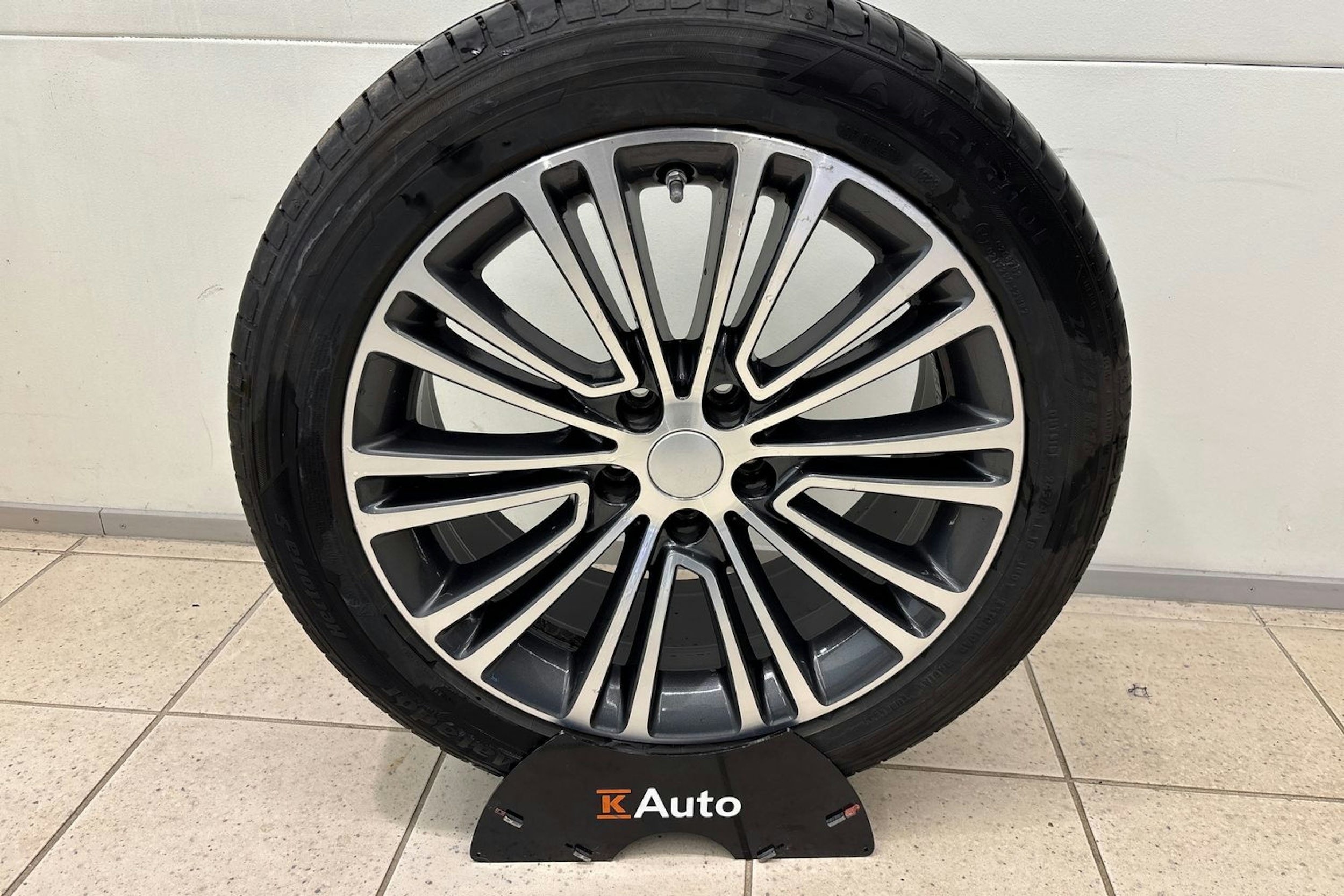 valkoinen BMW 530 2019 kuva 14.