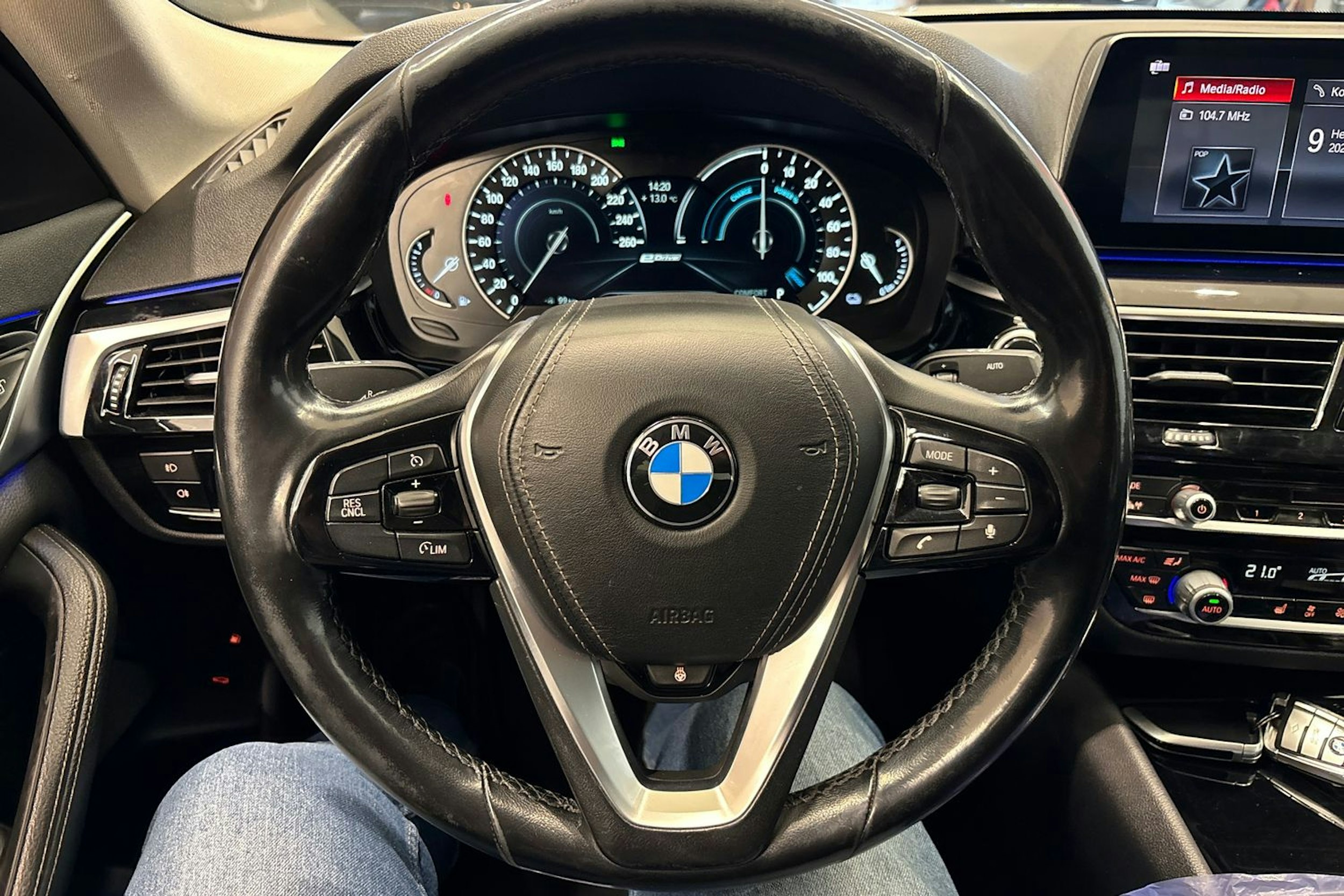 valkoinen BMW 530 2019 kuva 17.