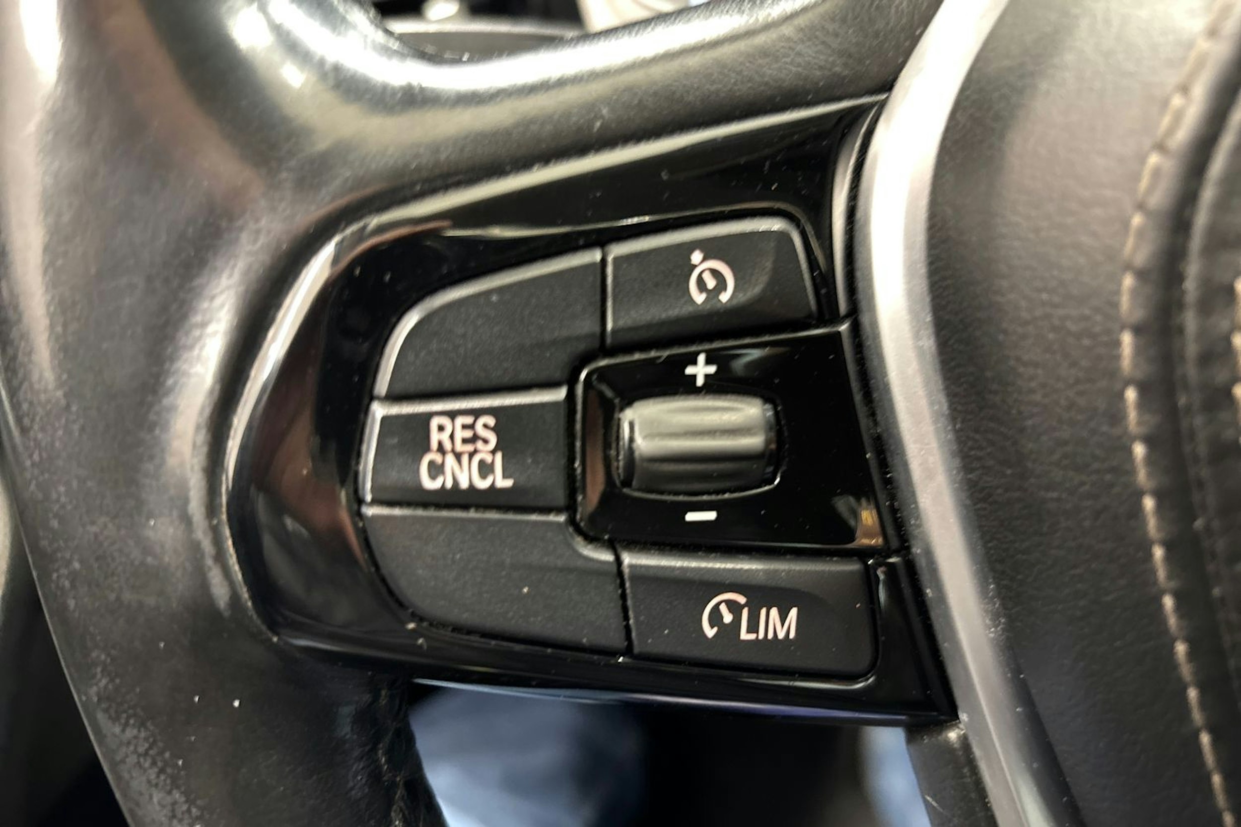 valkoinen BMW 530 2019 kuva 18.