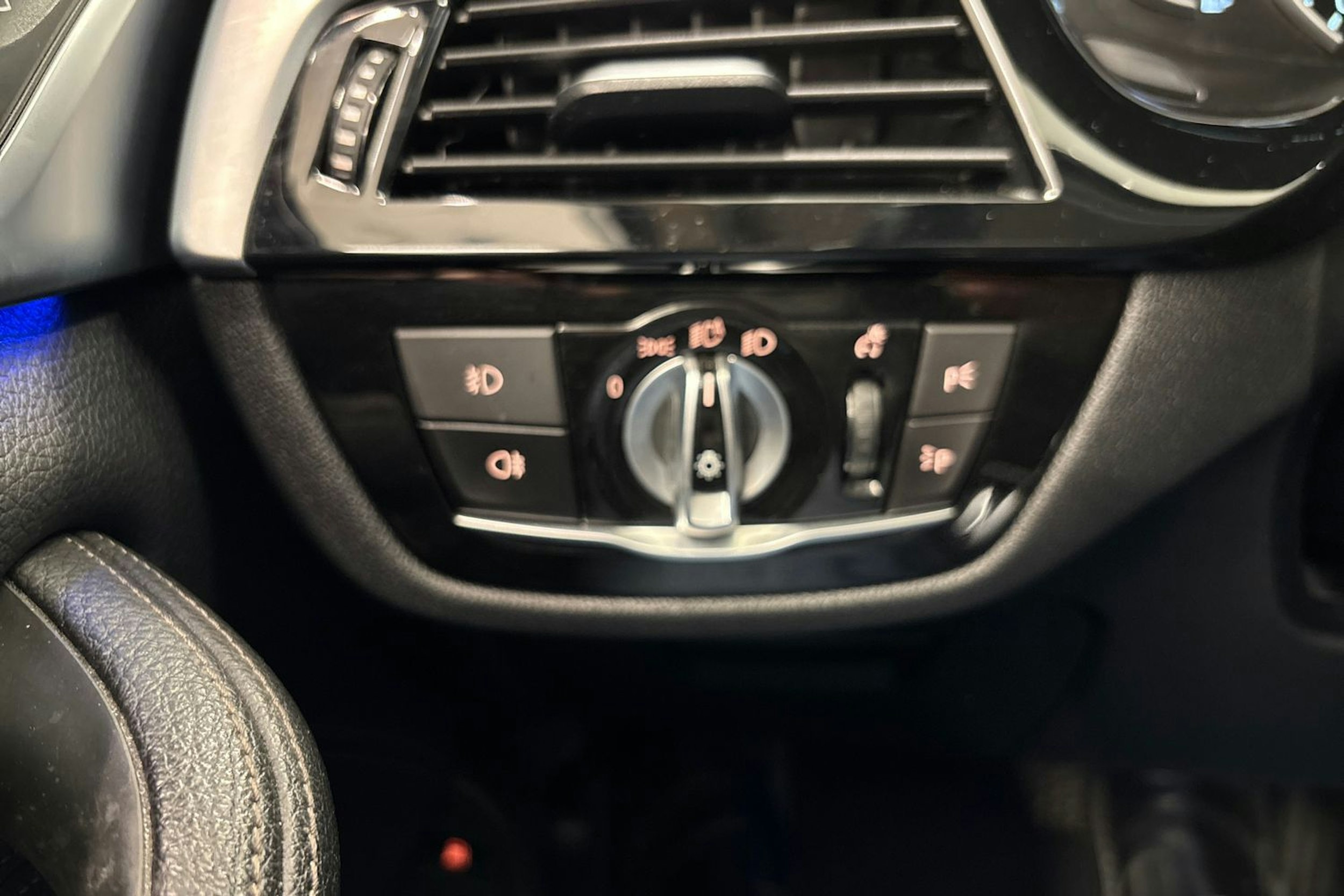 valkoinen BMW 530 2019 kuva 20.