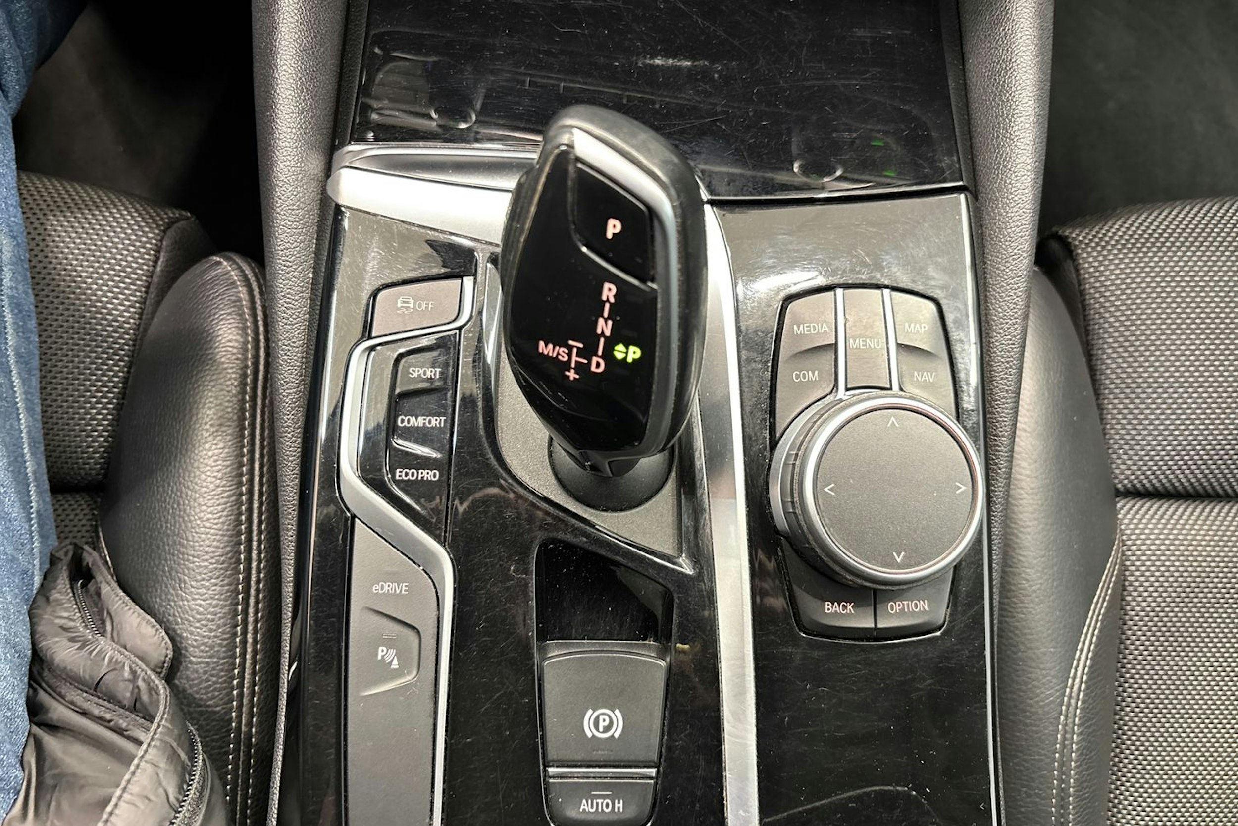 valkoinen BMW 530 2019 kuva 27.