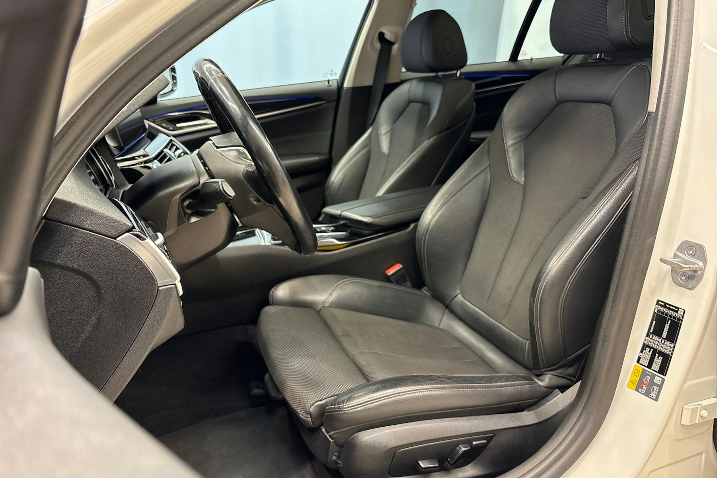 valkoinen BMW 530 2019 kuva 28.