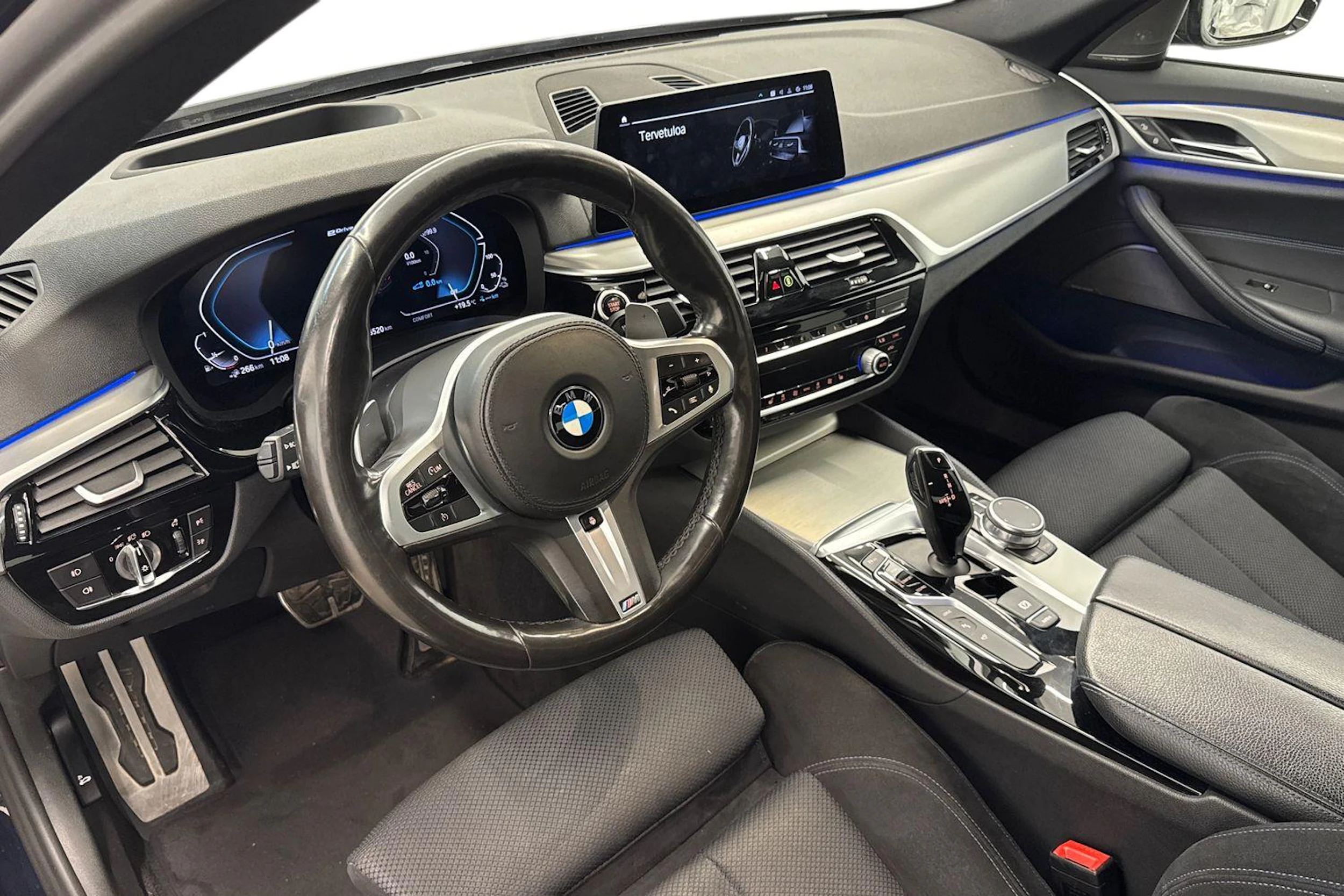 musta BMW 530 2020 kuva 6.