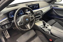 musta BMW 530 2020 kuva 6.