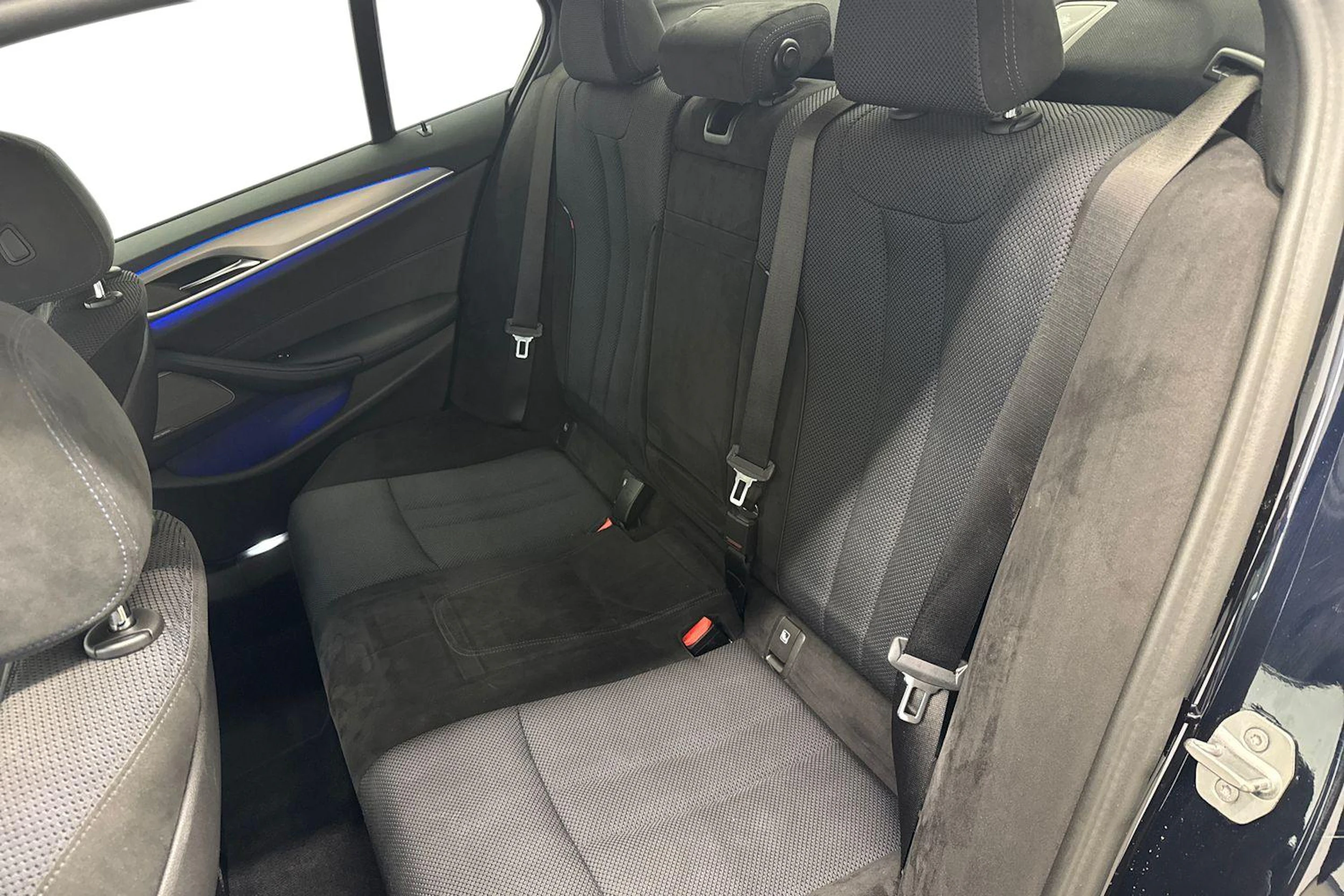 musta BMW 530 2020 kuva 8.