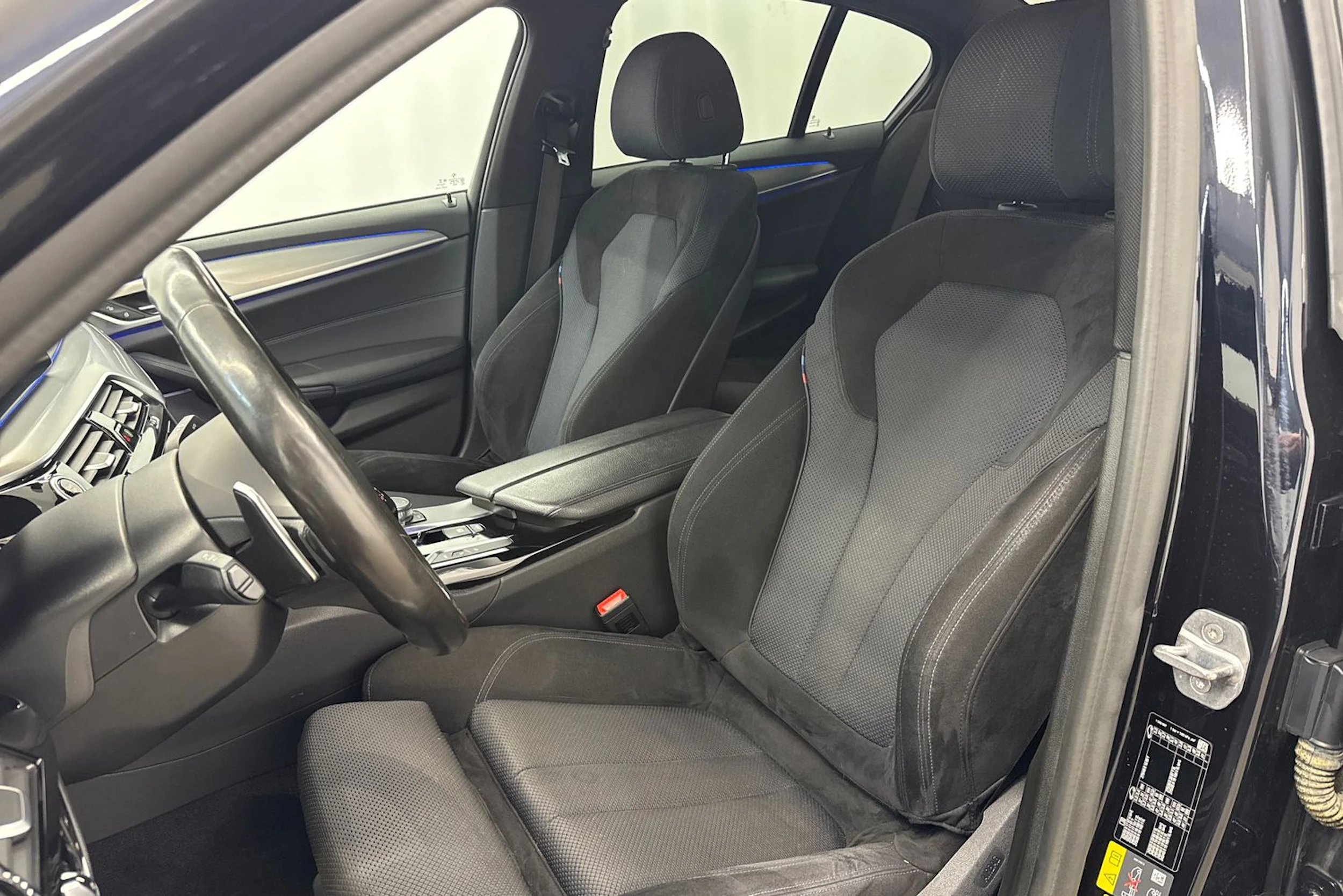 musta BMW 530 2020 kuva 13.