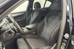 musta BMW 530 2020 kuva 13.