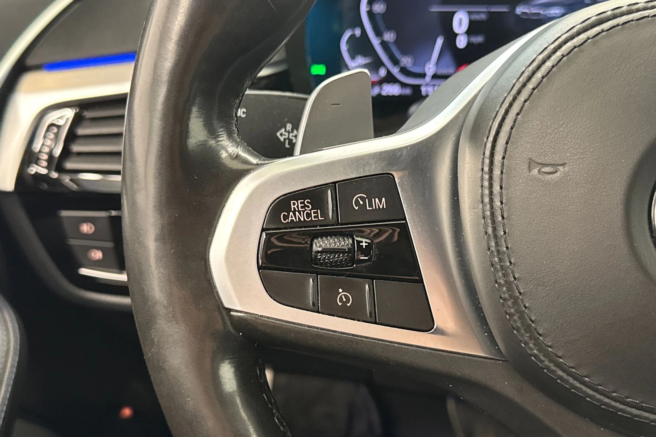 musta BMW 530 2020 kuva 16.