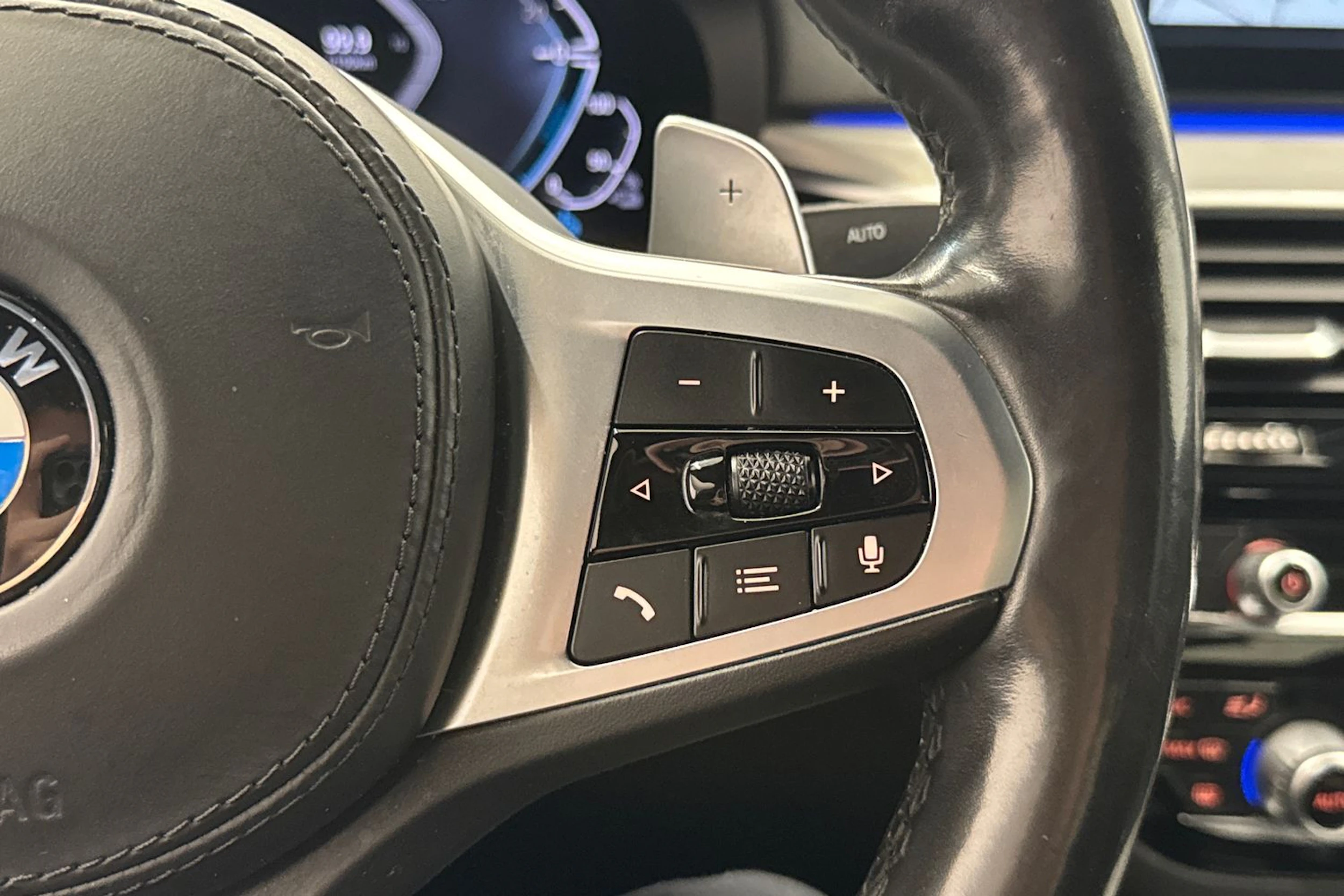 musta BMW 530 2020 kuva 17.