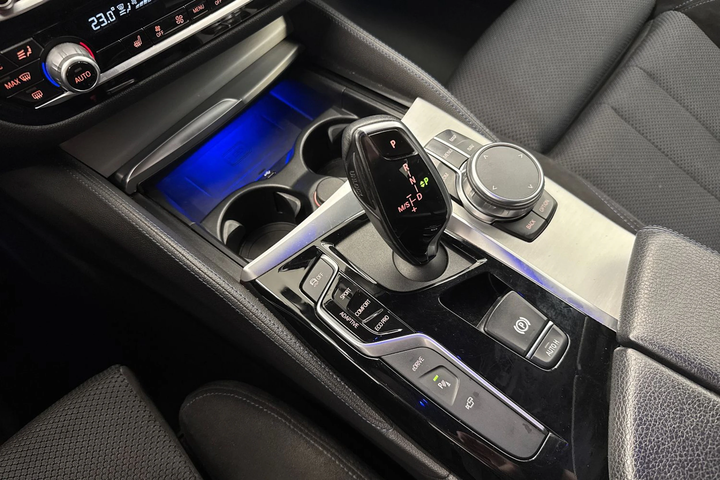 musta BMW 530 2020 kuva 21.