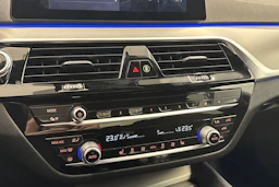 musta BMW 530 2020 kuva 22.