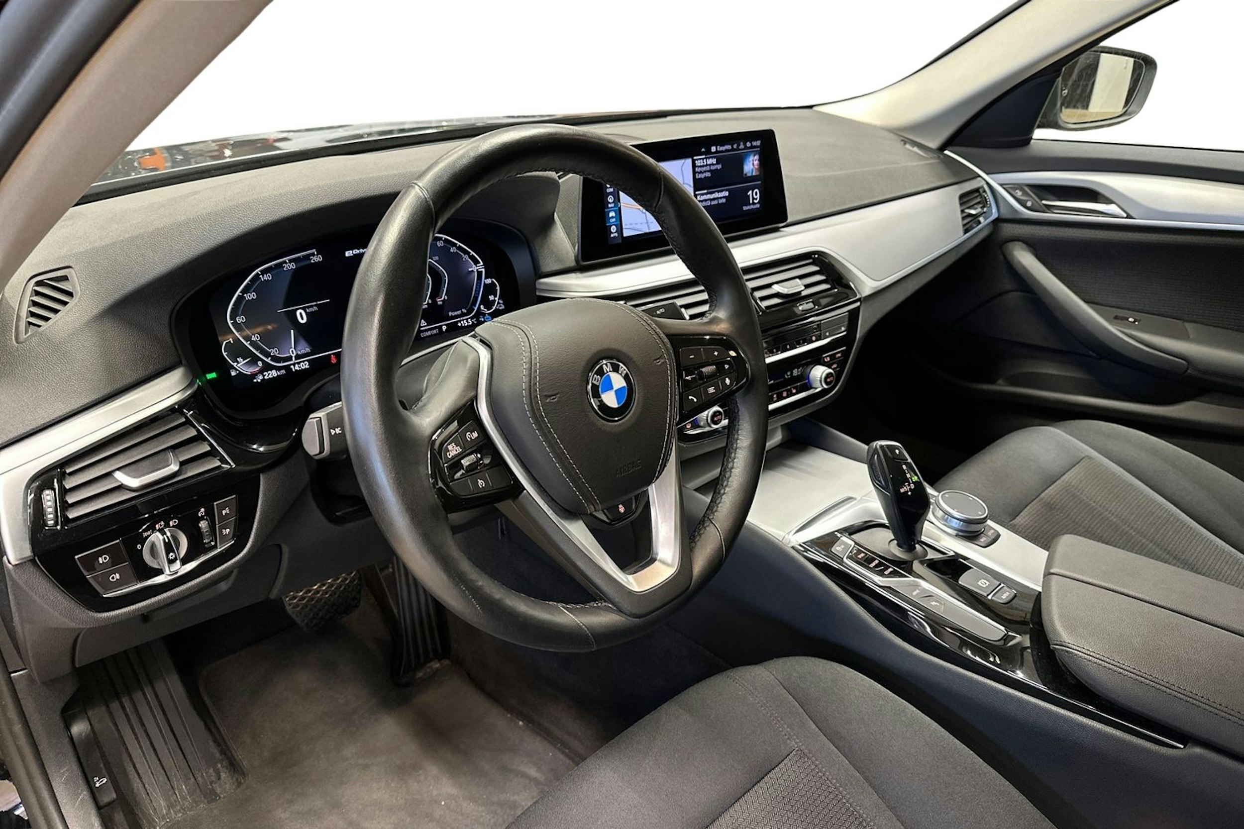 musta BMW 530 2020 kuva 7.