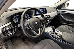 musta BMW 530 2020 kuva 7.