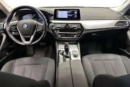 musta BMW 530 2020 kuva 9.
