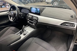 musta BMW 530 2020 kuva 12.