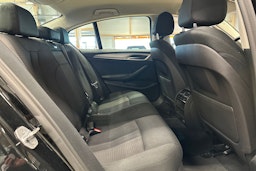 musta BMW 530 2020 kuva 13.