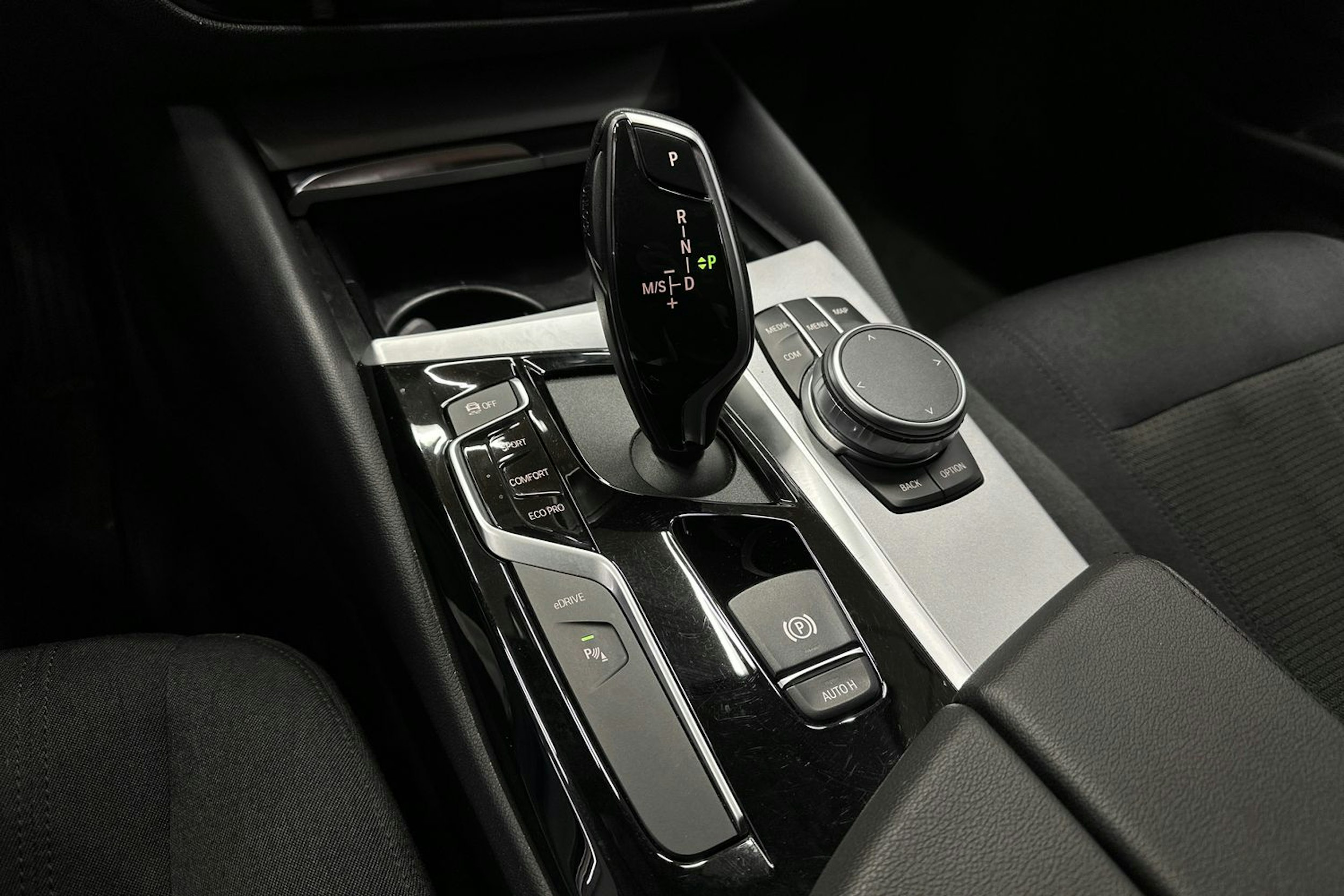 musta BMW 530 2020 kuva 20.