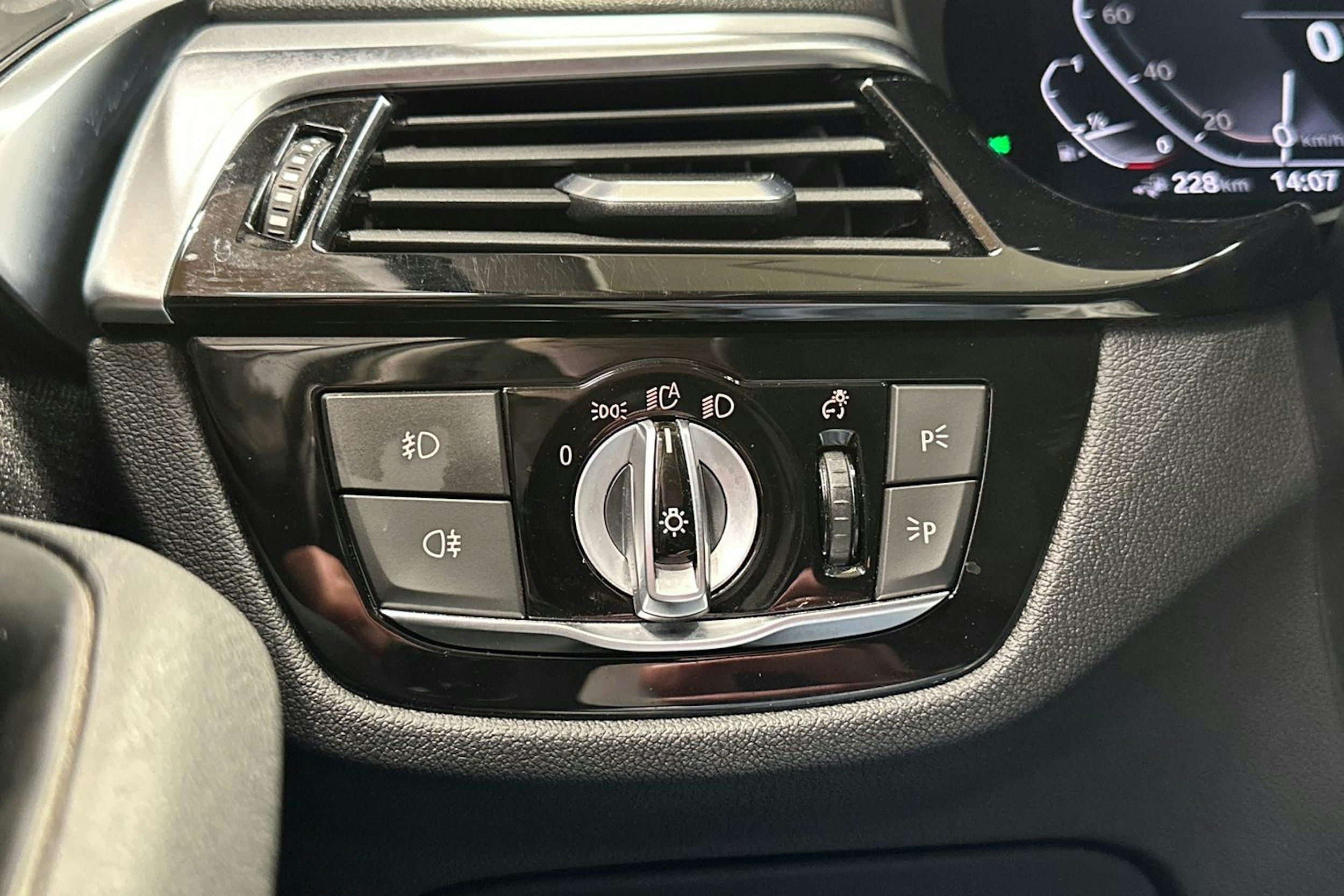musta BMW 530 2020 kuva 25.