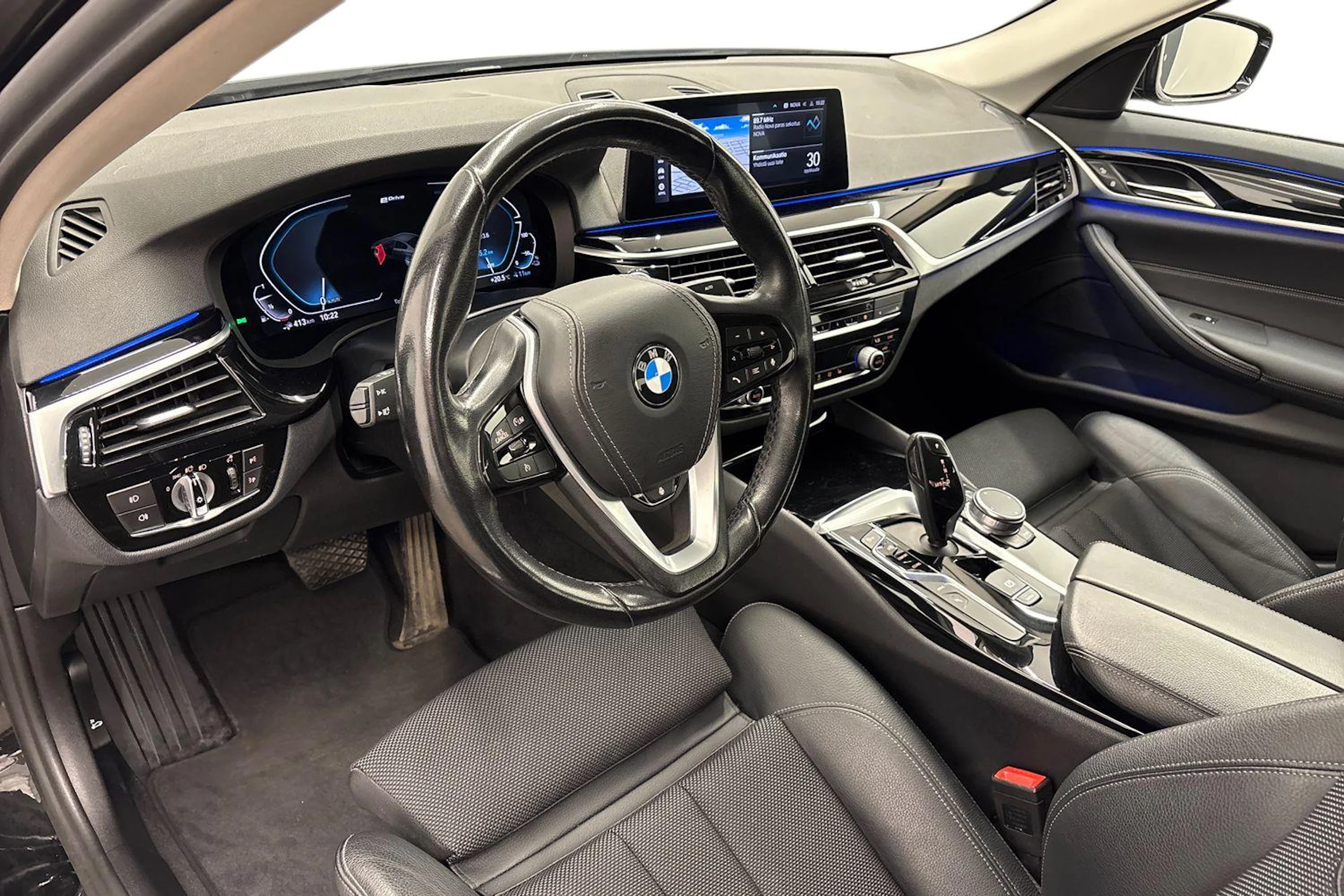 musta BMW 530 2020 kuva 6.