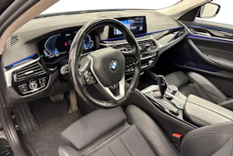 musta BMW 530 2020 kuva 6.