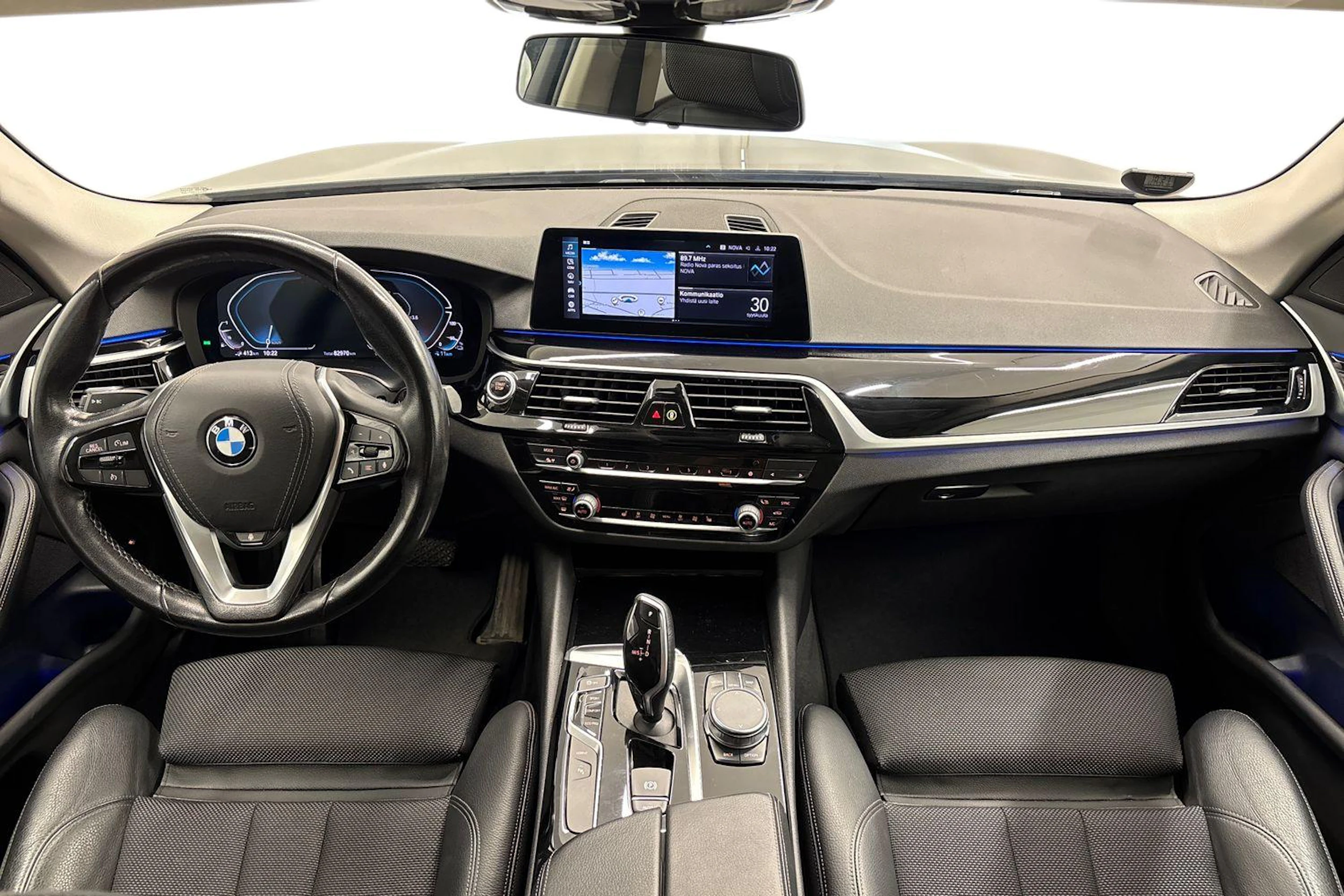 musta BMW 530 2020 kuva 7.