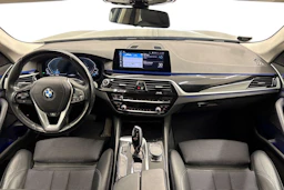 musta BMW 530 2020 kuva 7.