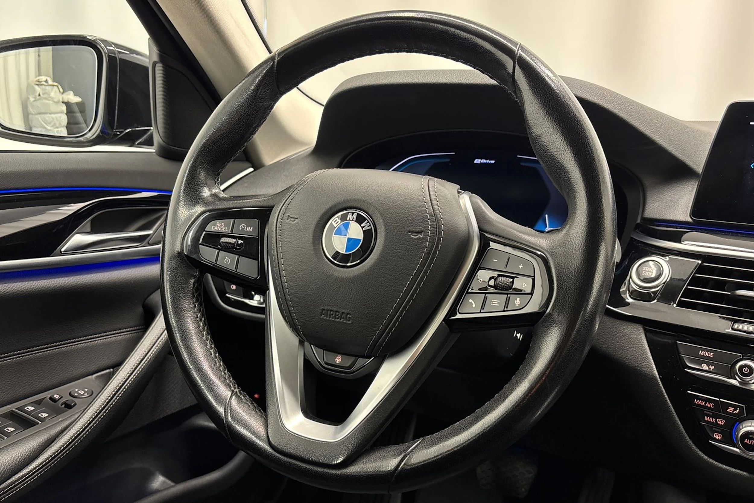 musta BMW 530 2020 kuva 12.
