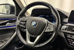 musta BMW 530 2020 kuva 12.