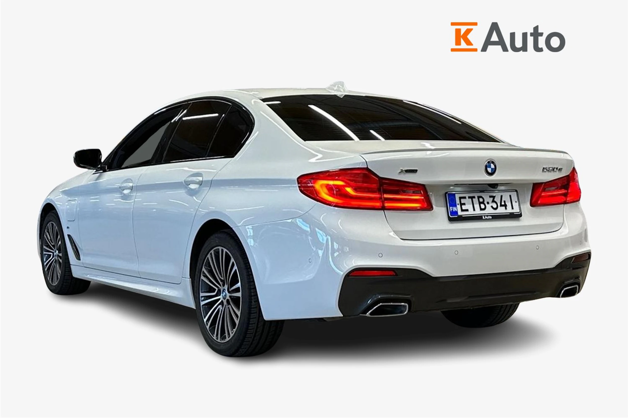 valkoinen BMW 530 2020 kuva 2.
