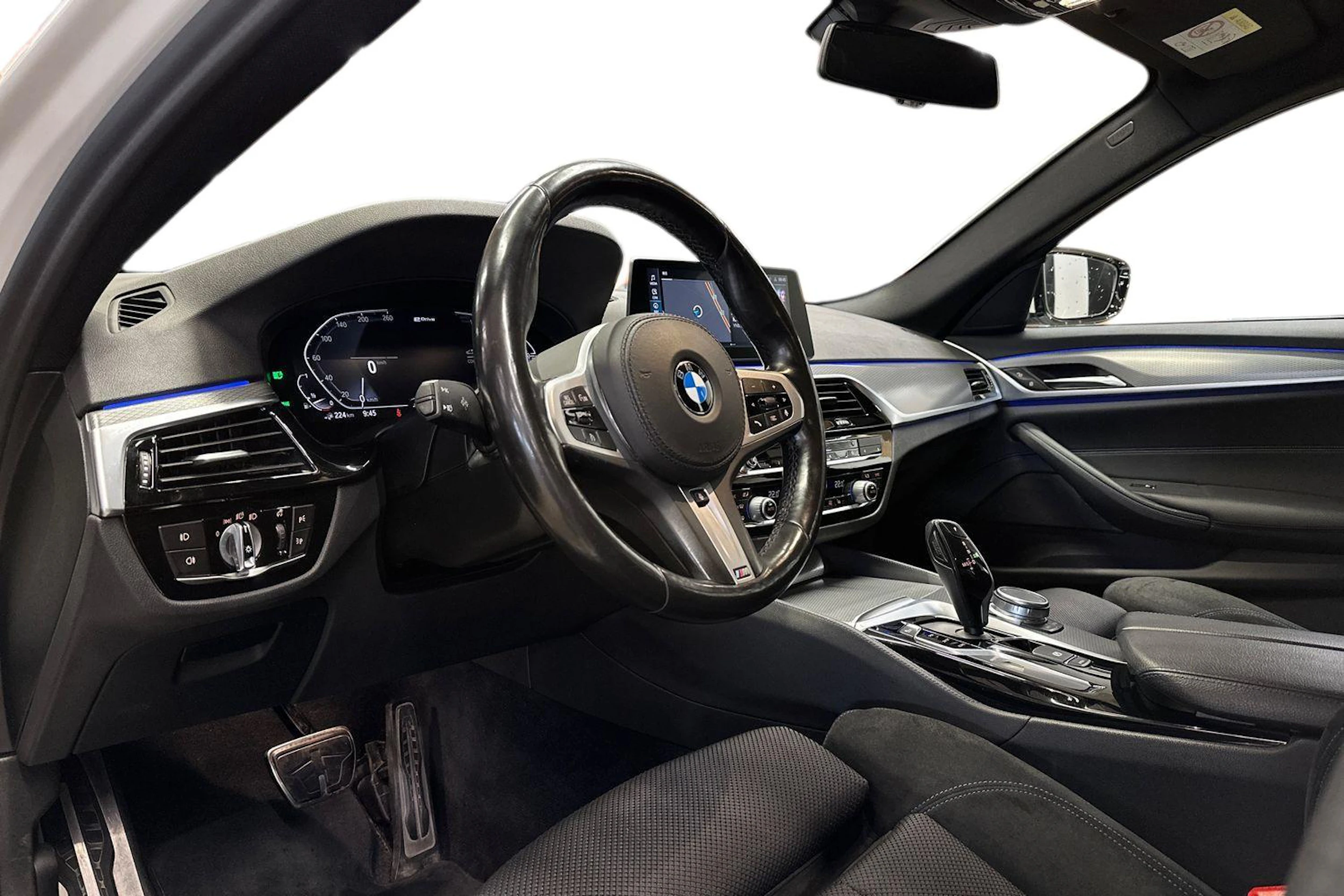 valkoinen BMW 530 2020 kuva 6.