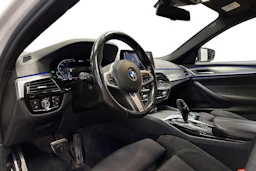 valkoinen BMW 530 2020 kuva 6.