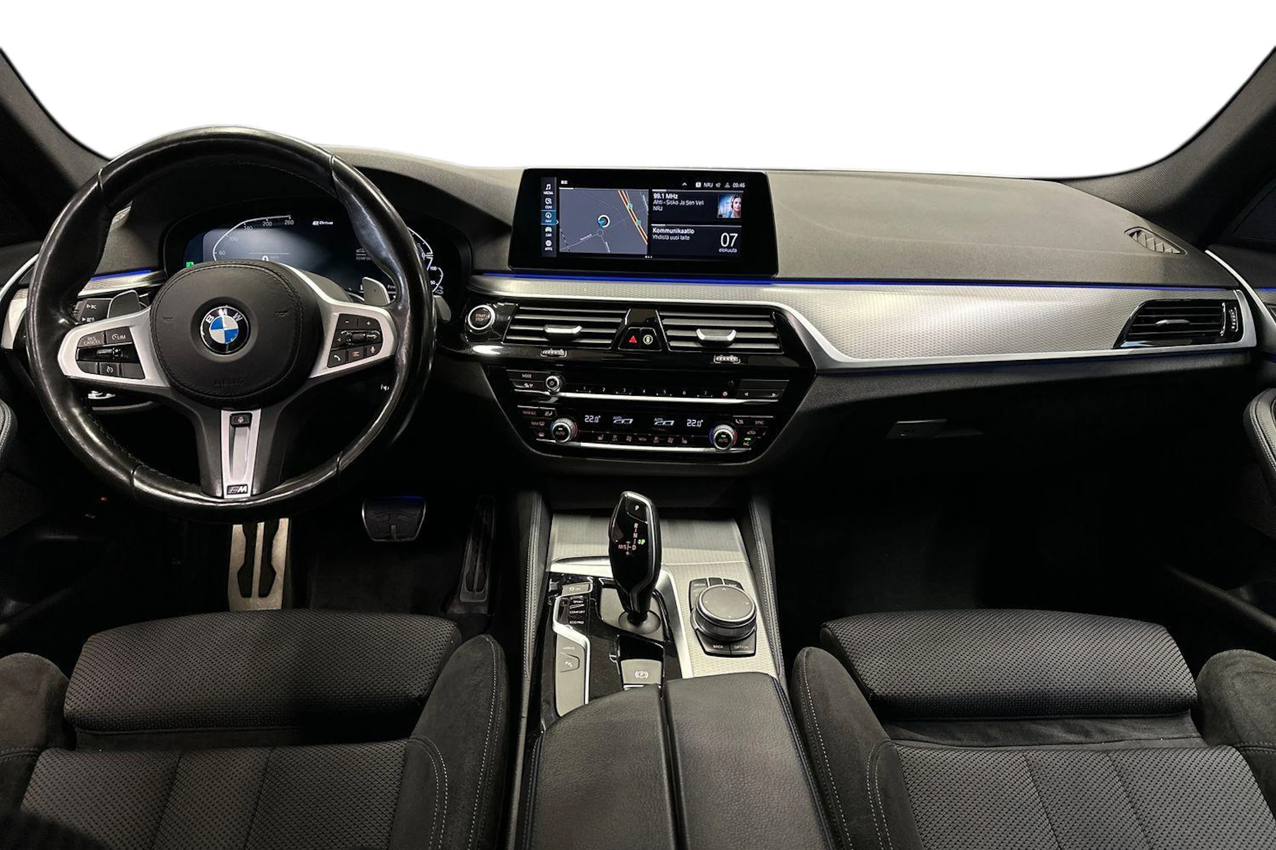 valkoinen BMW 530 2020 kuva 7.