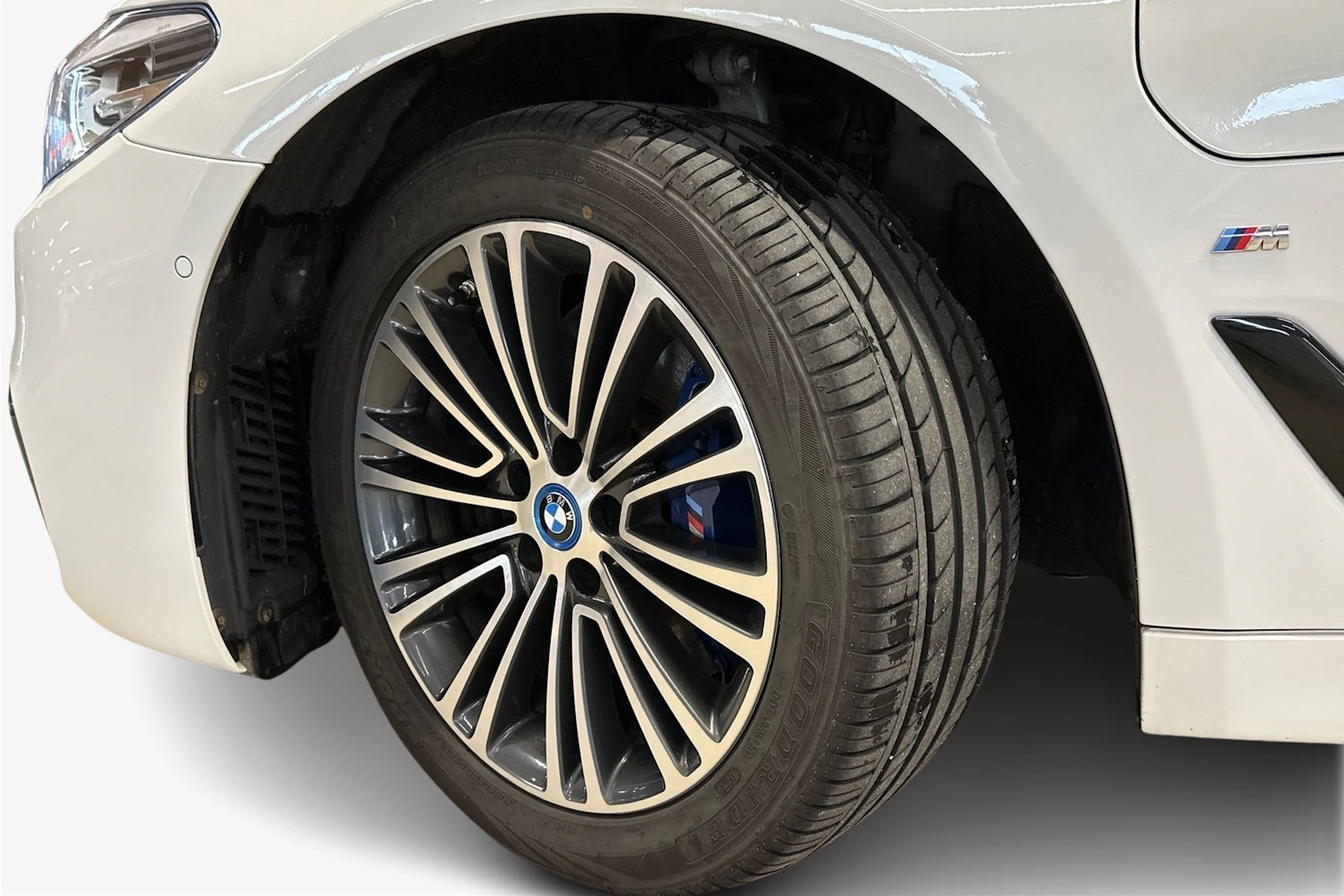 valkoinen BMW 530 2020 kuva 9.