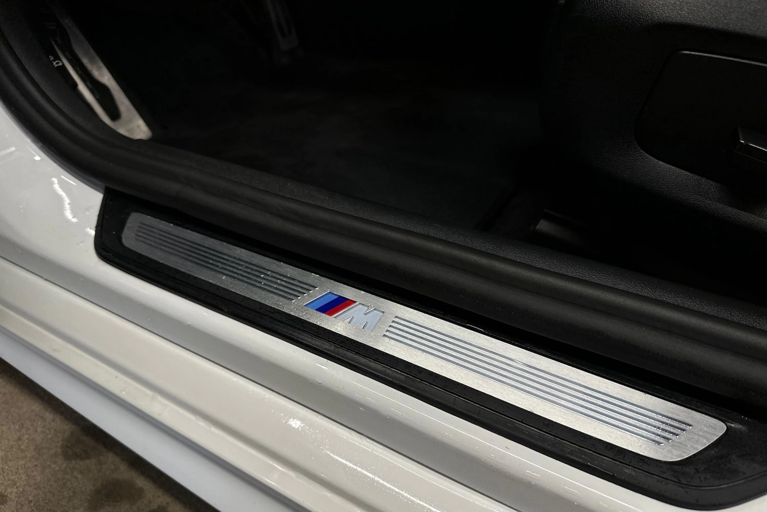 valkoinen BMW 530 2020 kuva 12.