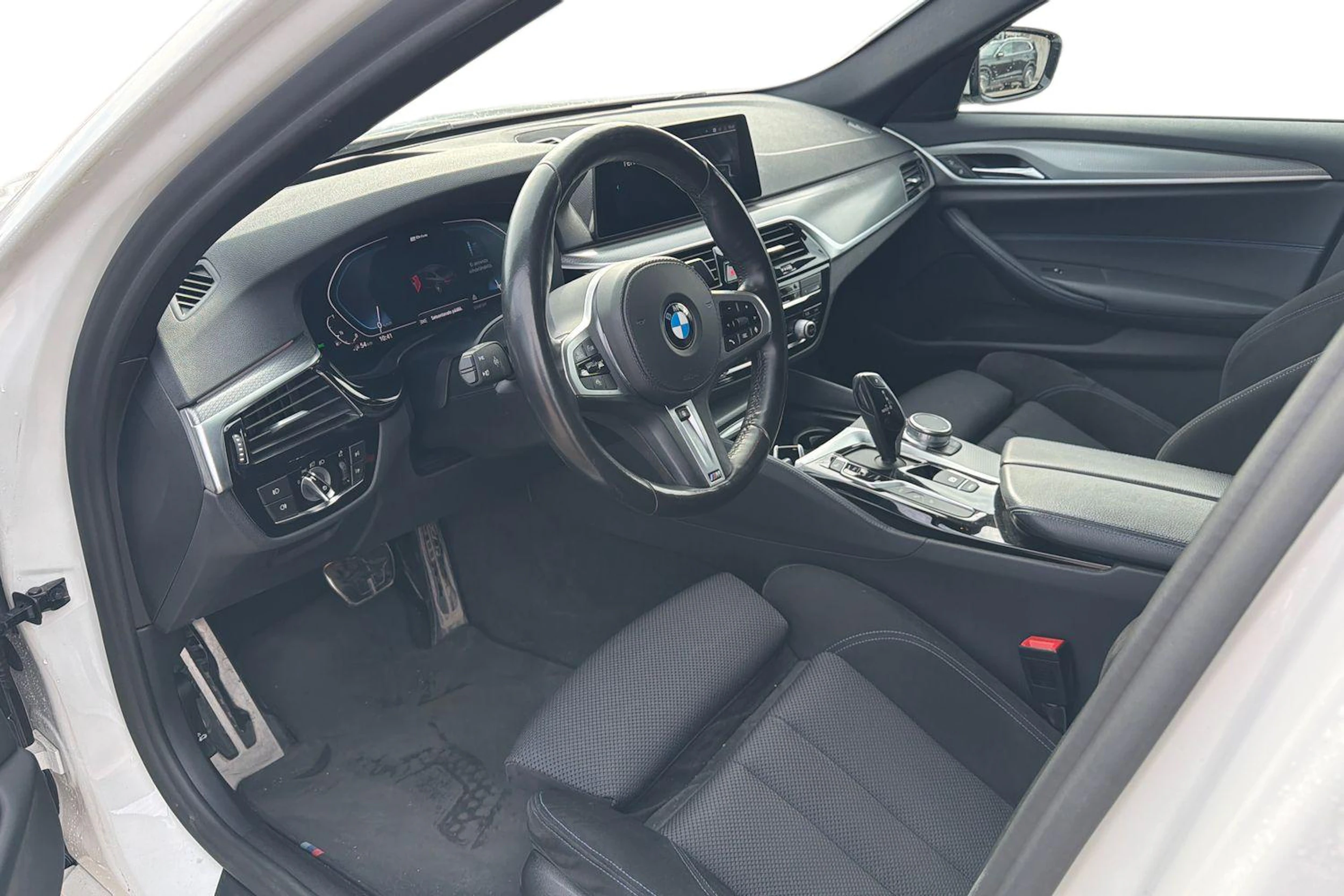 valkoinen BMW 530 2020 kuva 3.