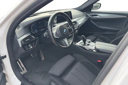 valkoinen BMW 530 2020 kuva 3.