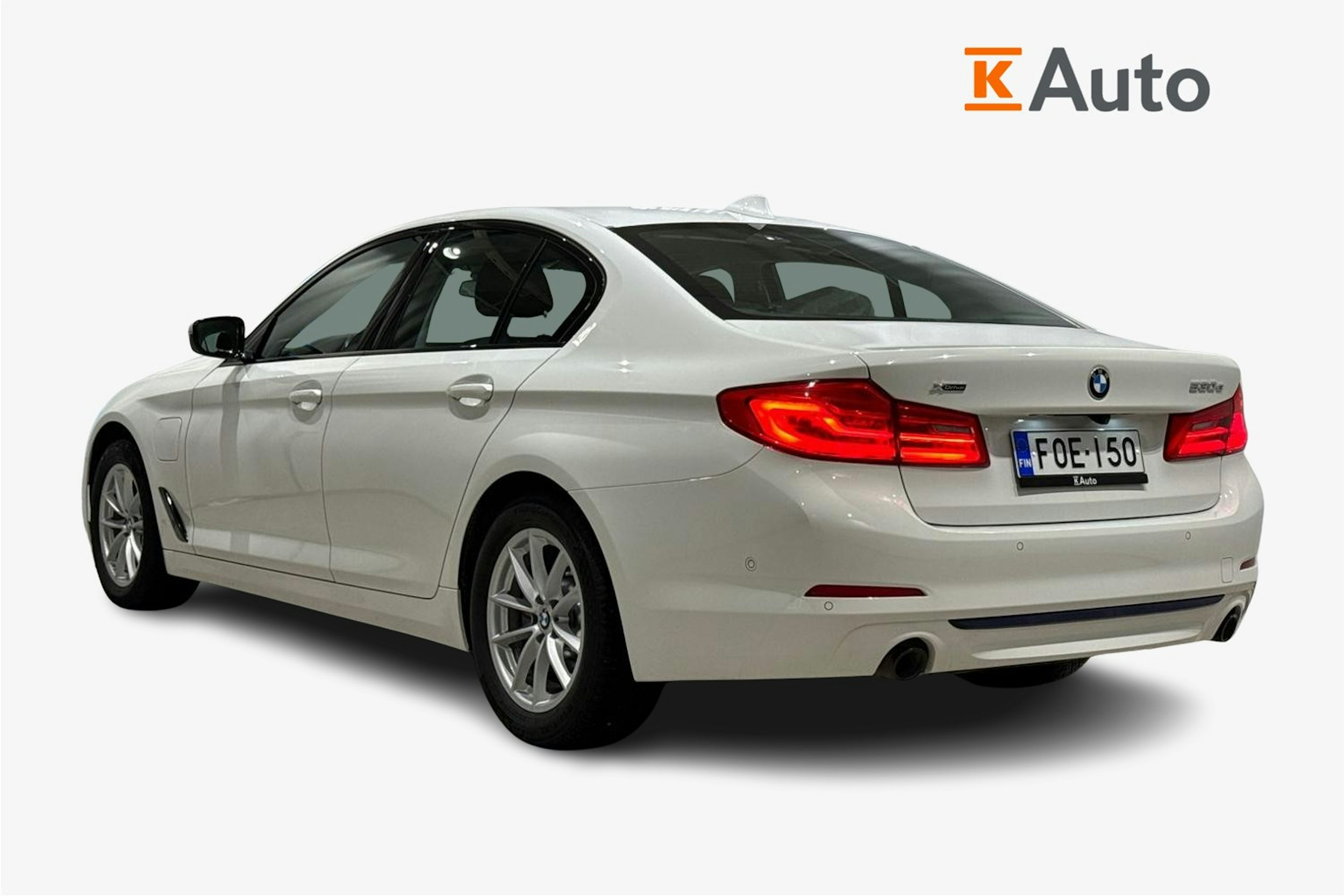 valkoinen BMW 530 2020 kuva 2.