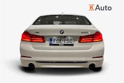 valkoinen BMW 530 2020 kuva 3.