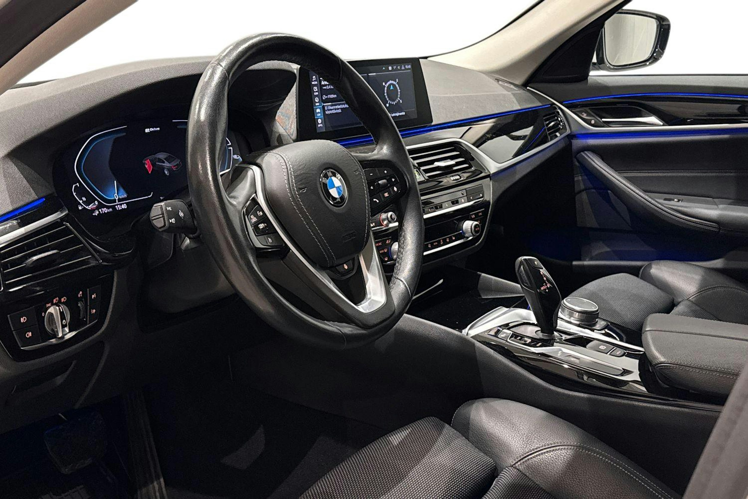 valkoinen BMW 530 2020 kuva 7.