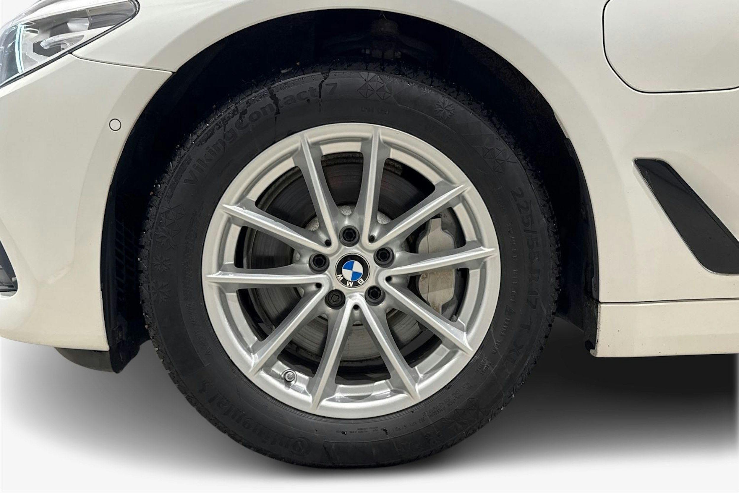 valkoinen BMW 530 2020 kuva 11.