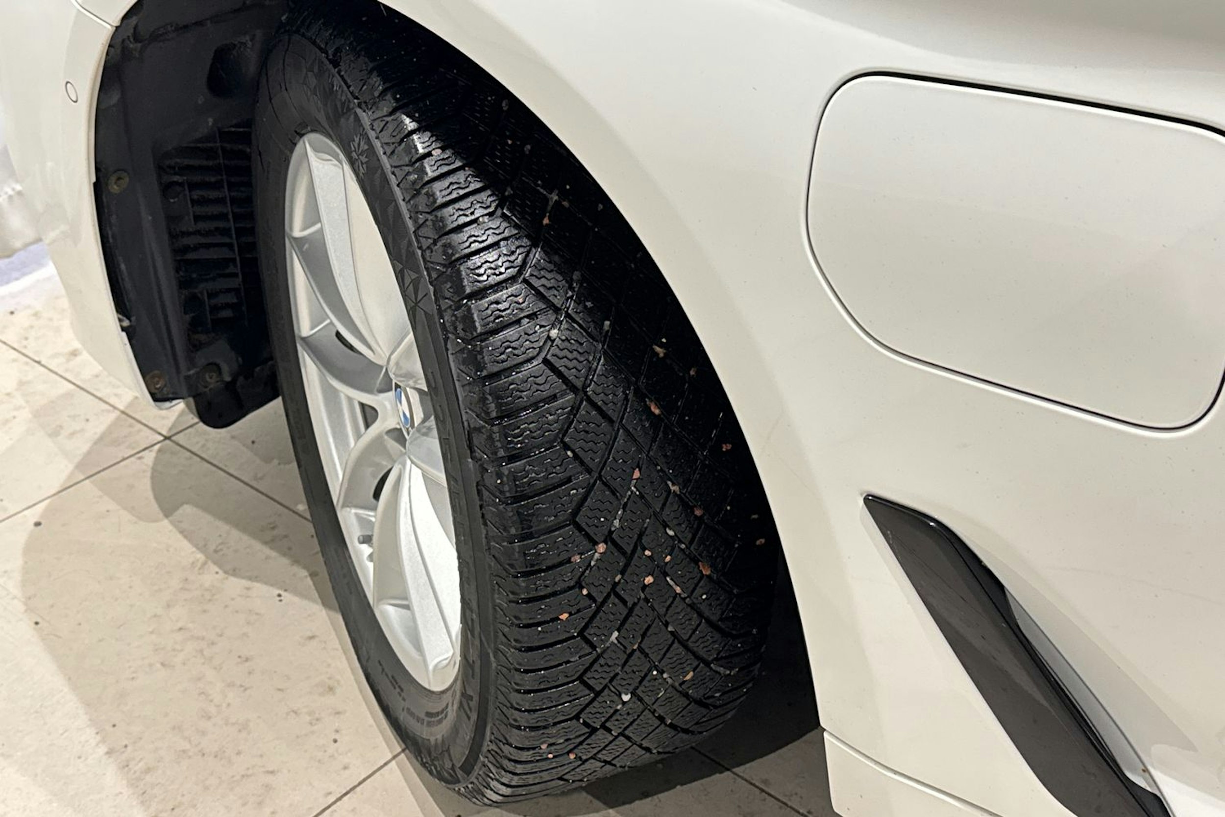 valkoinen BMW 530 2020 kuva 13.