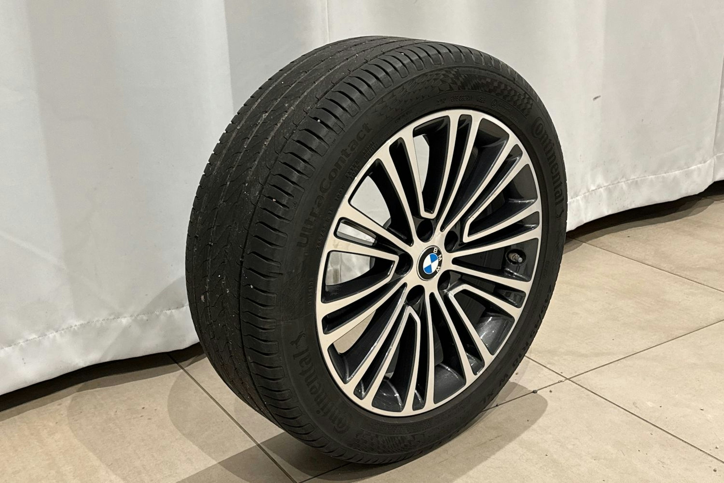 valkoinen BMW 530 2020 kuva 14.