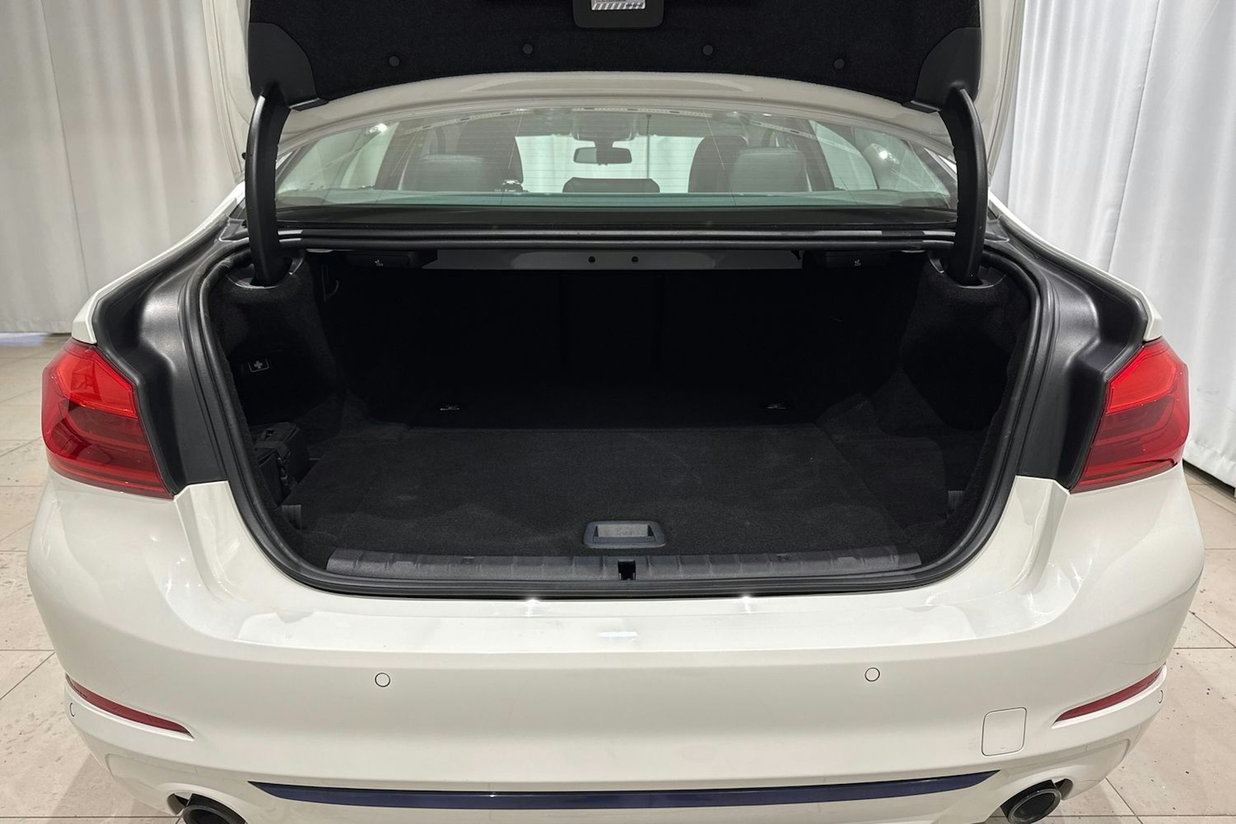 valkoinen BMW 530 2020 kuva 15.