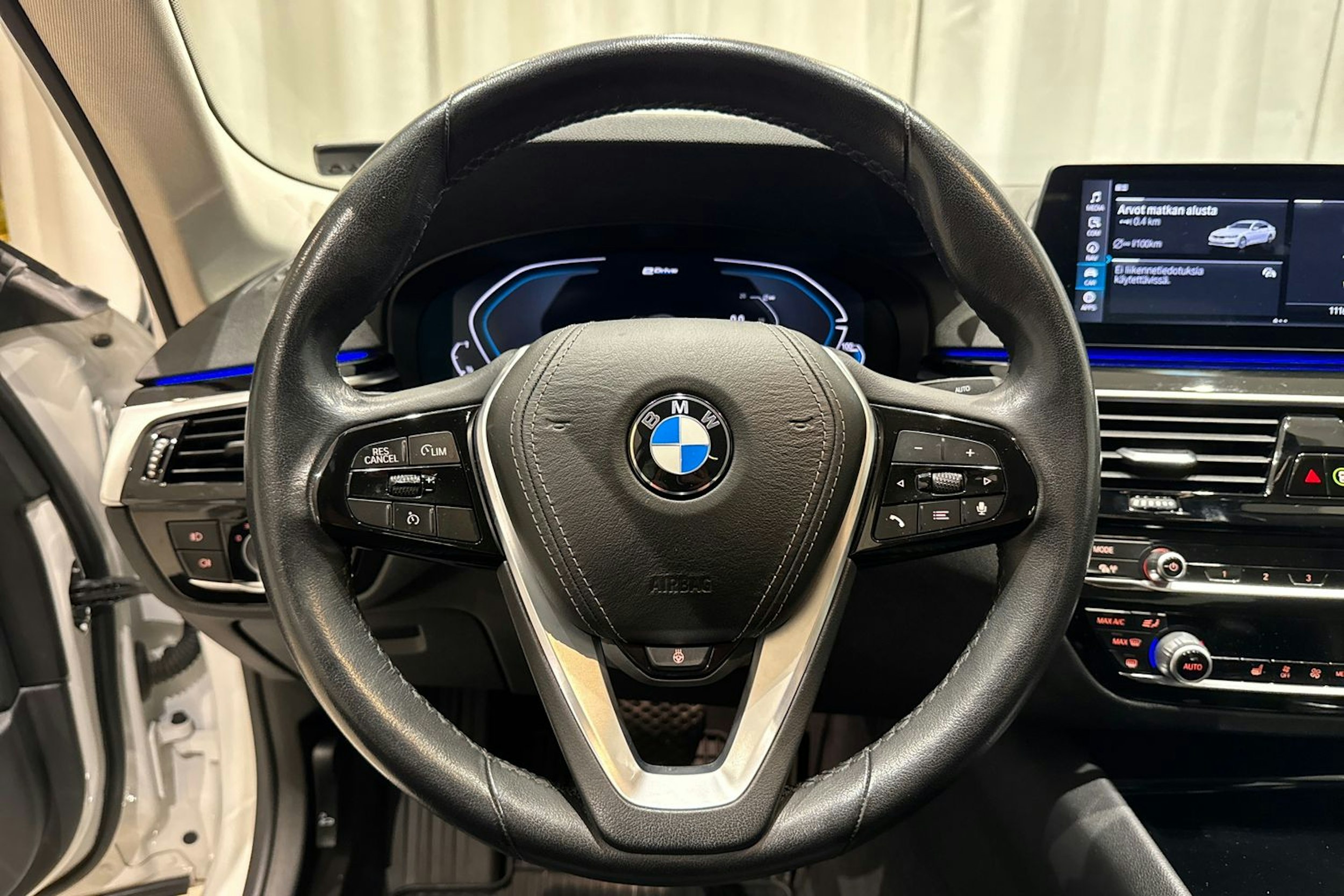 valkoinen BMW 530 2020 kuva 19.