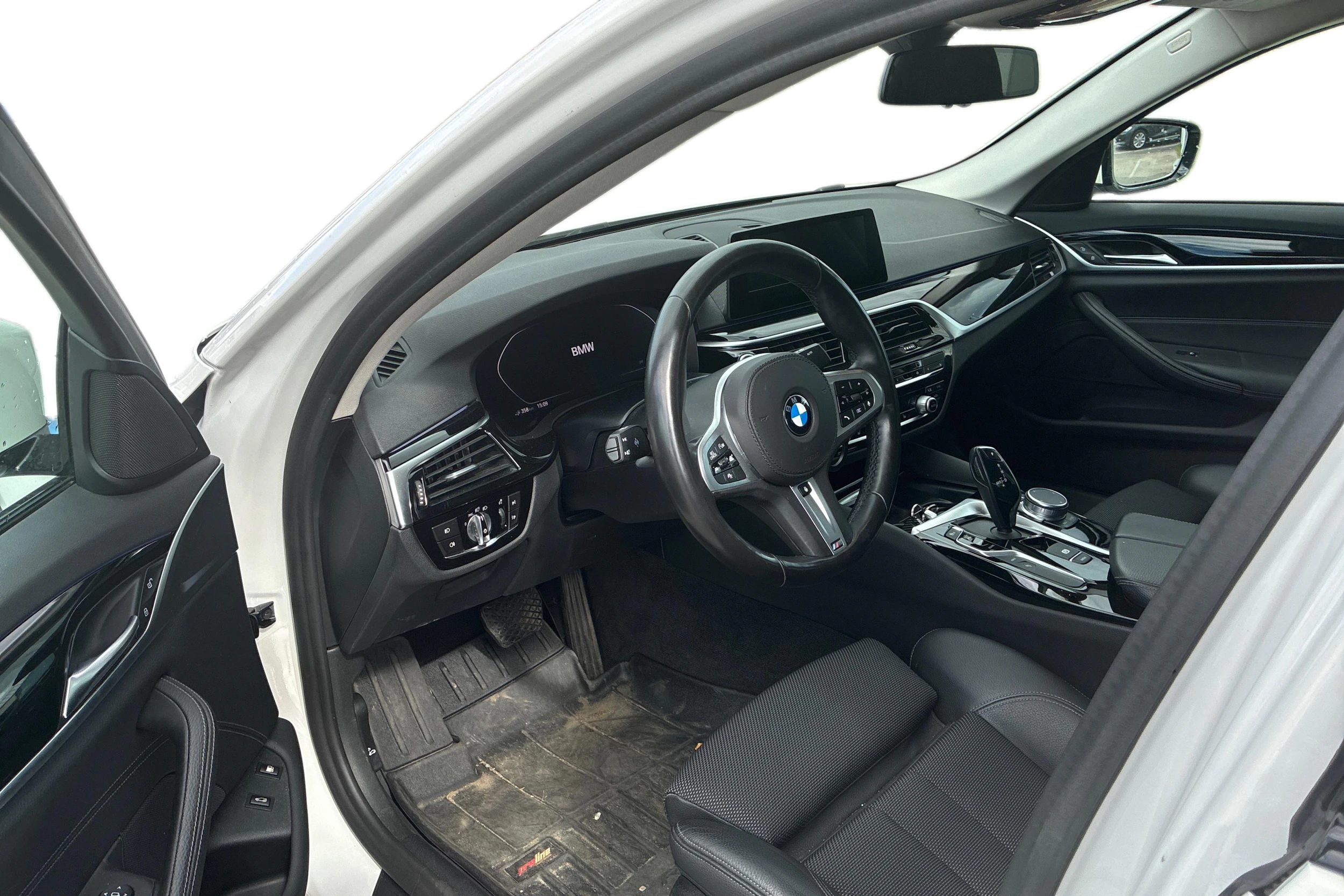 Valkoinen BMW 530 2020 kuva 3.