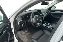 Valkoinen BMW 530 2020 kuva 3.