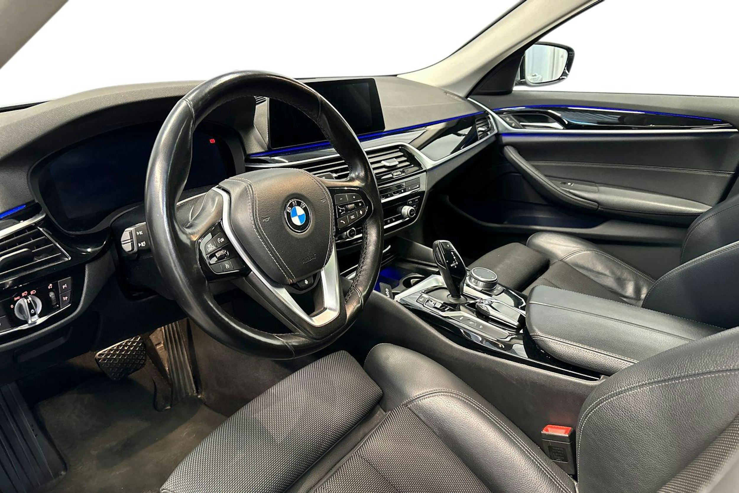 harmaa BMW 530 2020 kuva 7.