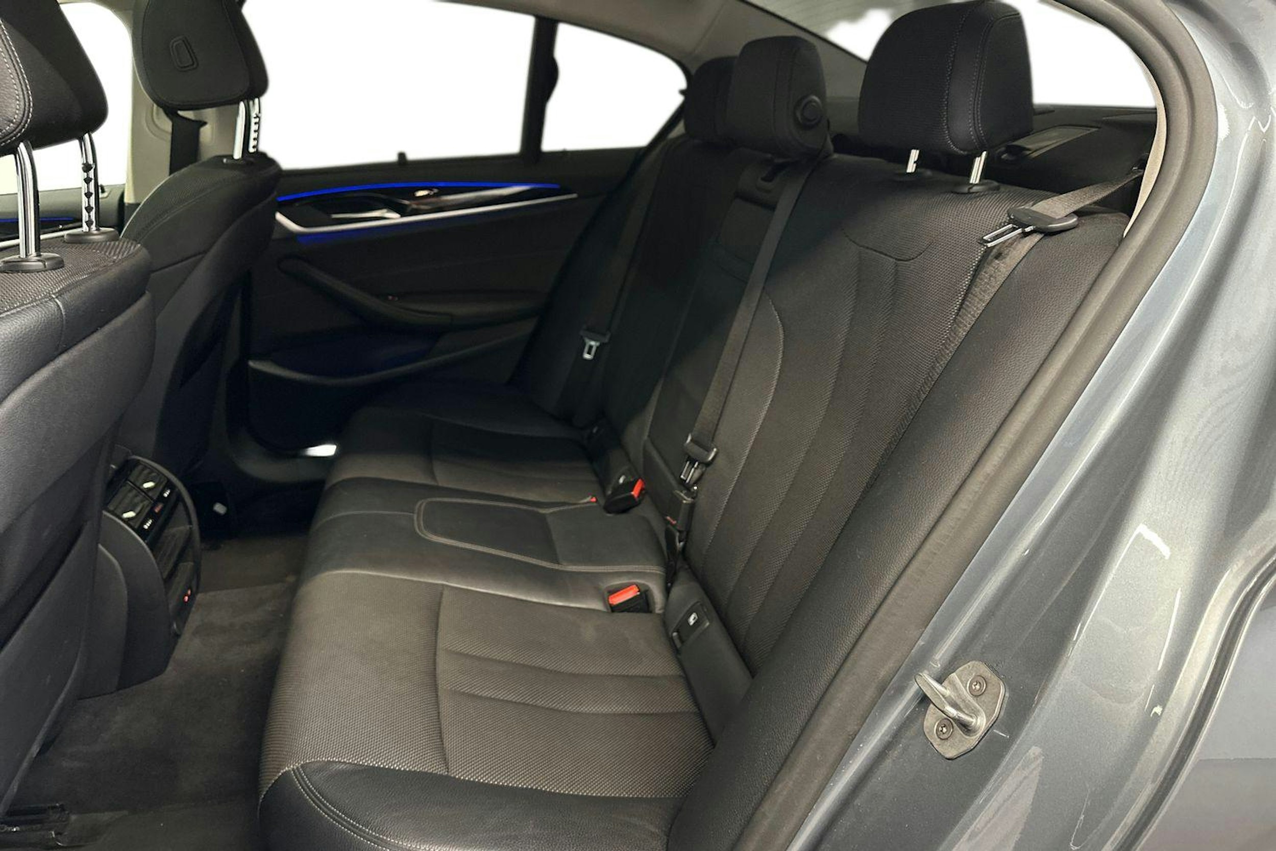 harmaa BMW 530 2020 kuva 10.