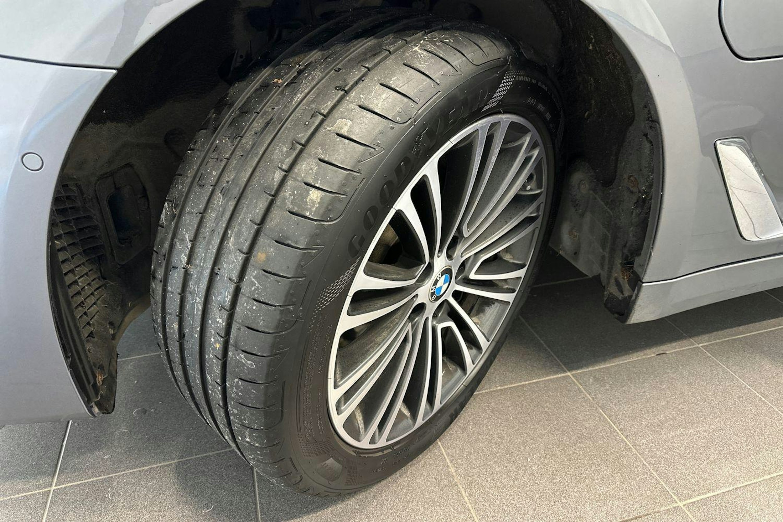 harmaa BMW 530 2020 kuva 11.