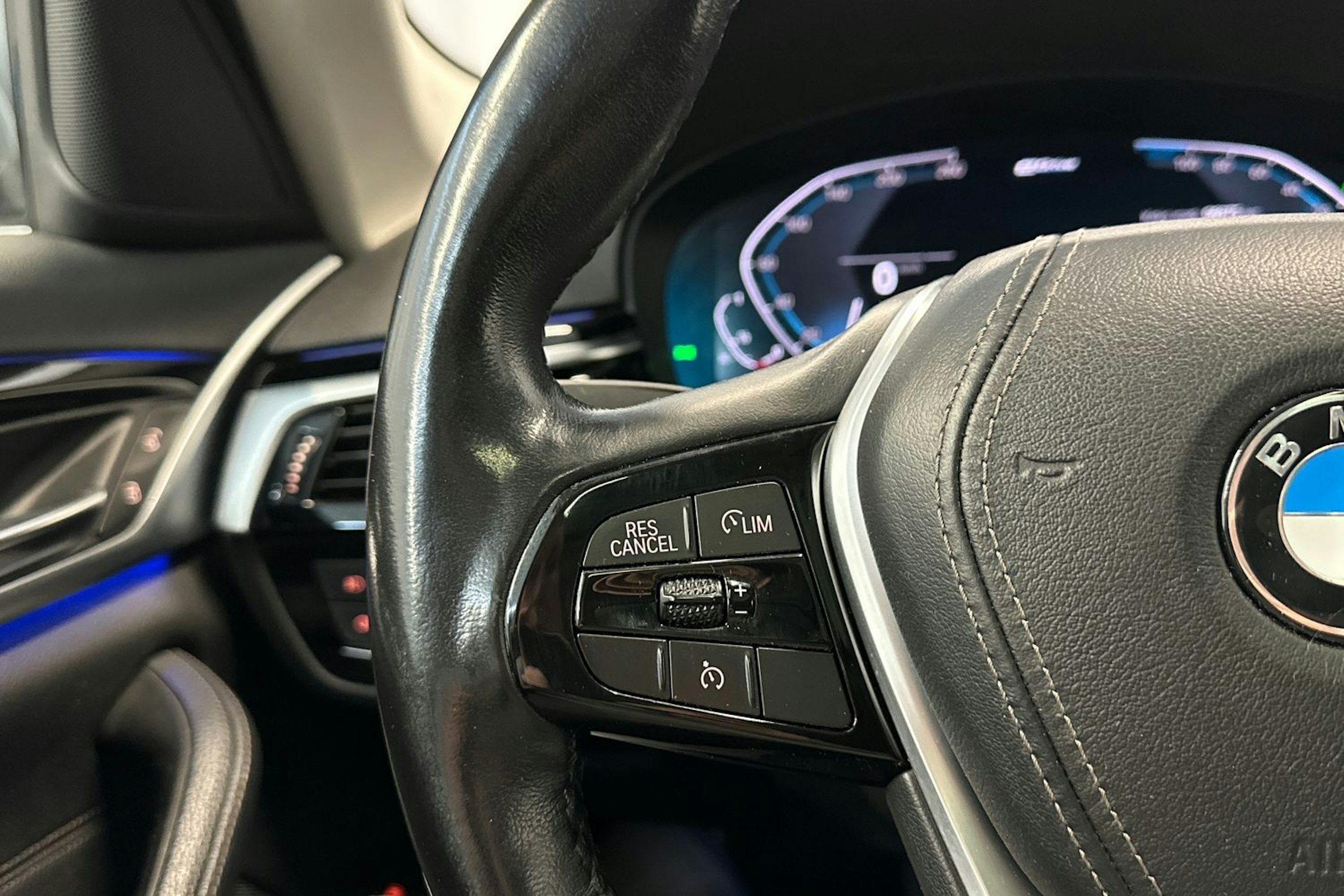 harmaa BMW 530 2020 kuva 16.